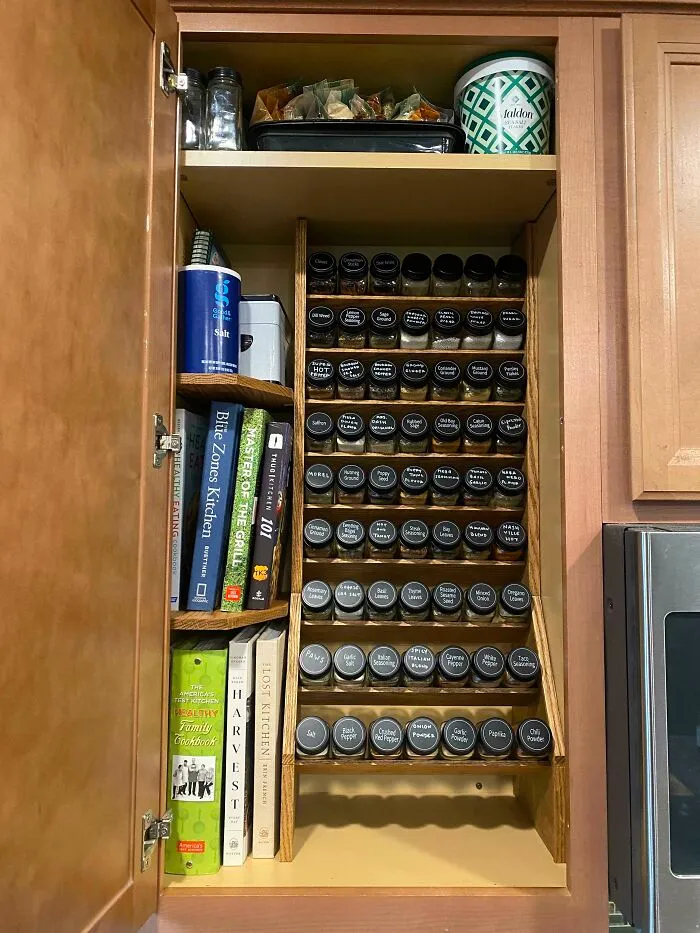 Alacena para especias con espacio extra para libros de cocina