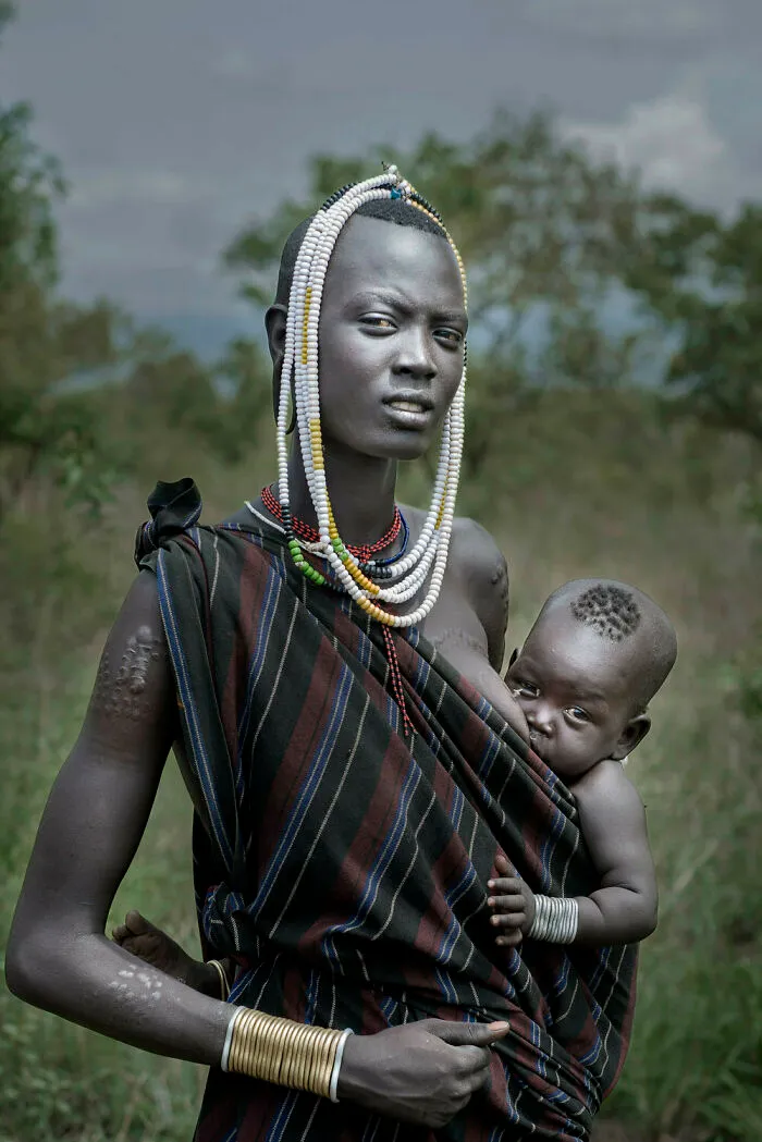 Madre e hijo, por François Pache, Valle de Omo, Etiopía
