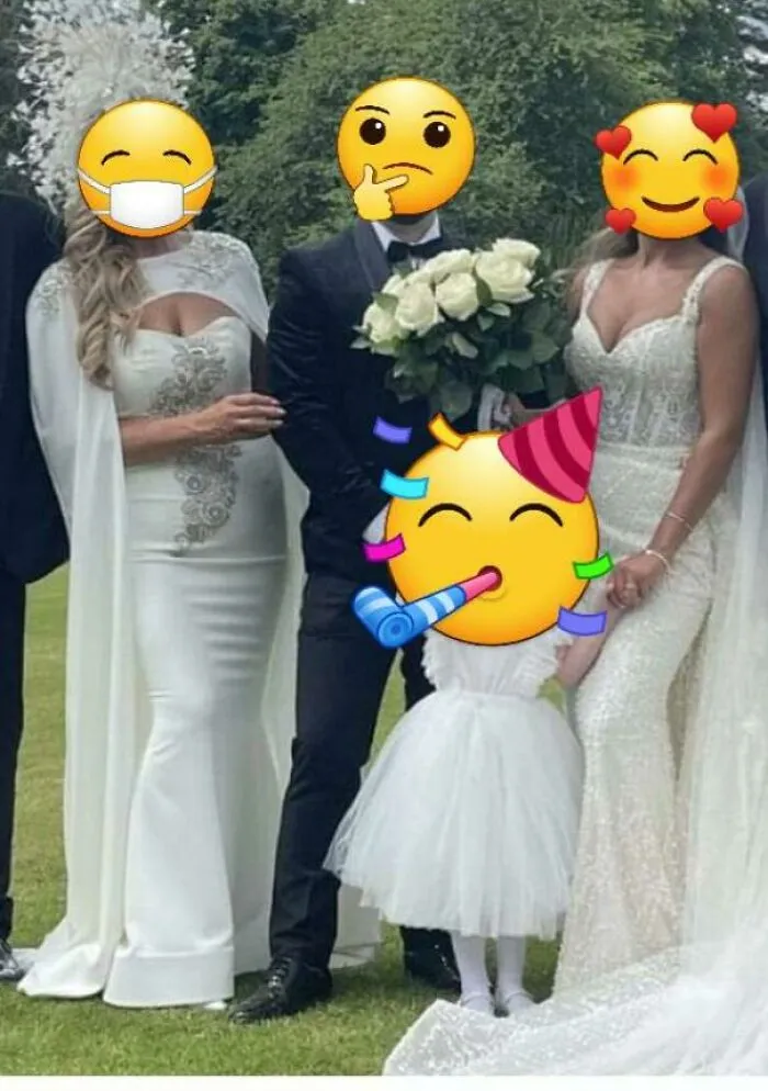 La madre de la novia de blanco. Parece una boda doble