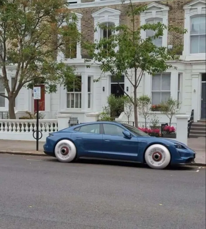 Ruedas de monopatín en un Porsche