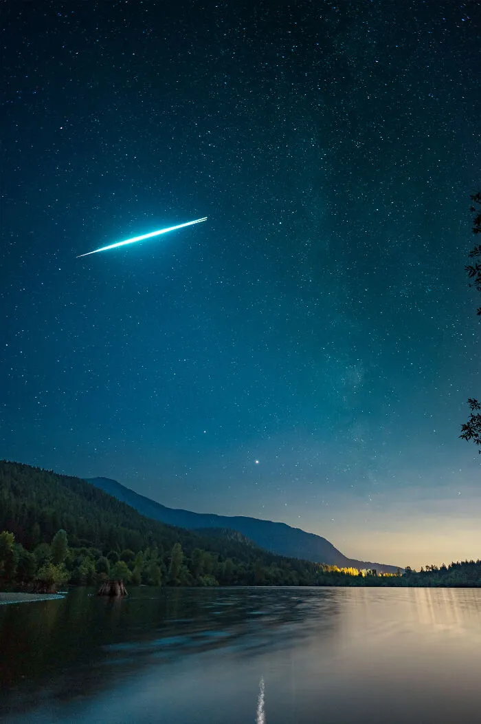 Caught This Incredible Exploding Meteor When I Went To Rattlesnake Lake In Washington, USA Last Weekend. Zoom In To See The Exact Moment It Explodes In Two