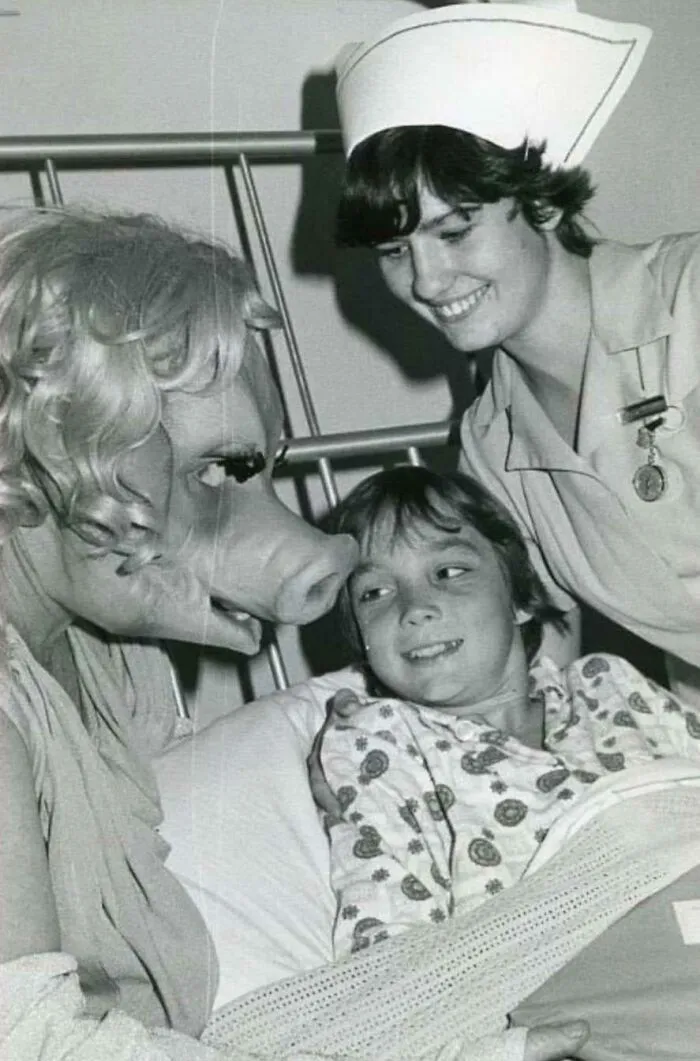 Miss Piggy de los teleñecos en un hospital infantil