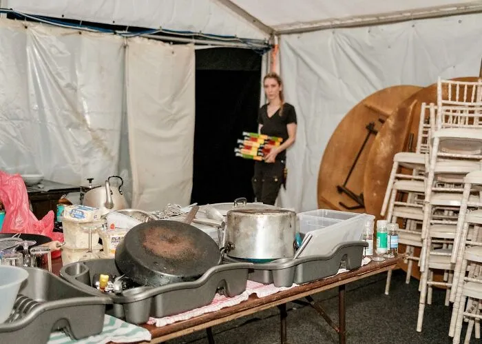 25 Honest Wedding Photos By Ian Weldon That Are As Funny As They Are Chaotic (New Pics)