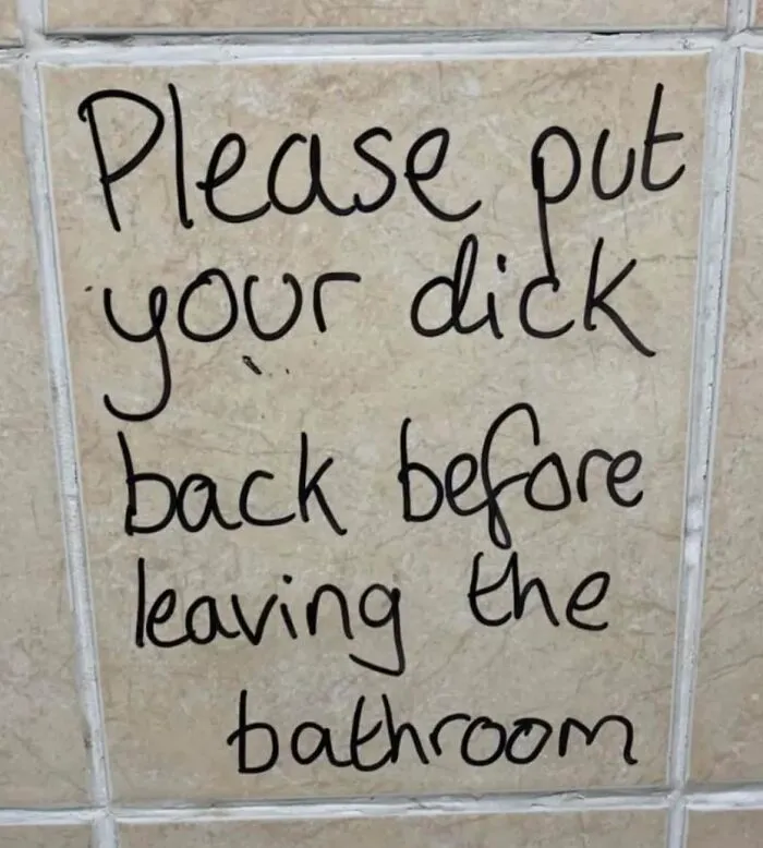 Por favor, guárdate el pito antes de salir del cuarto de baño