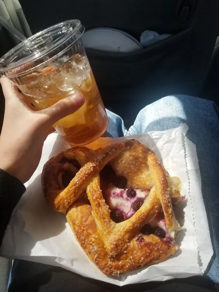 This Is The Most Delicious Vanilla Tea And Blueberry Cheesecake Thingy I Ever Tasted!! Totally Worth It 10/20
