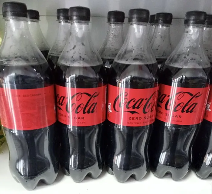 16 Personas que eran las únicas consumiendo ciertos productos