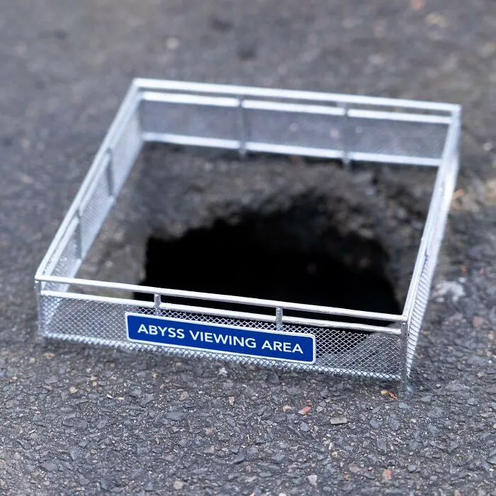 Este artista deja divertidos carteles por la ciudad para que la gente los encuentre