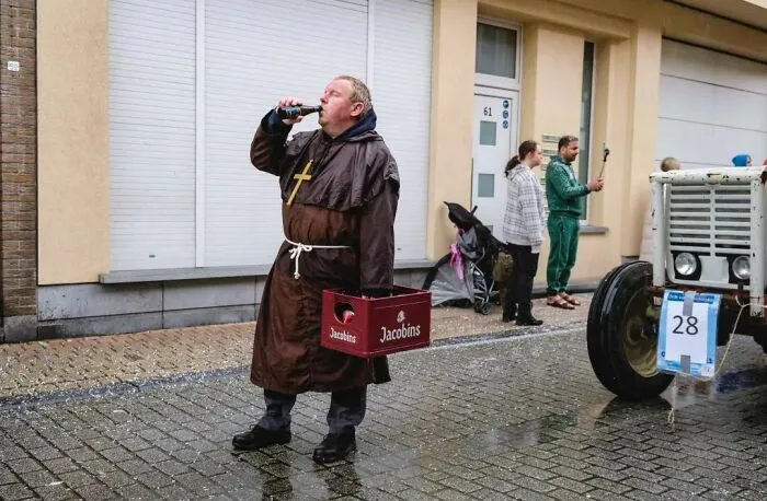 30 Pictures Taken By This Belgian Photographer Who Is Embracing "The Absurd Human Condition" (New Pics)