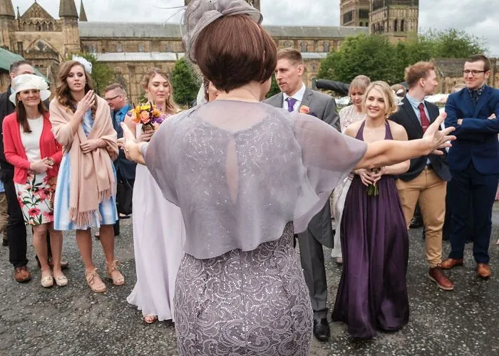 25 Honest Wedding Photos By Ian Weldon That Are As Funny As They Are Chaotic (New Pics)