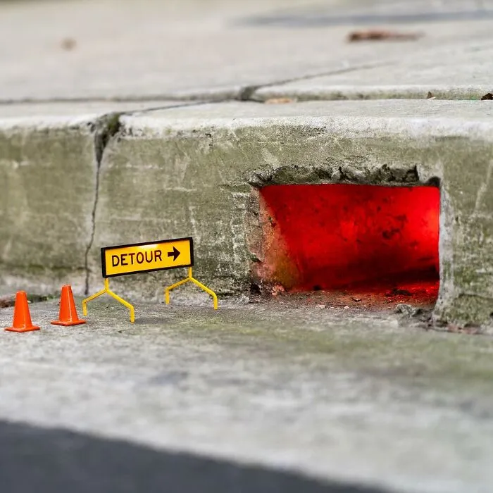 Este artista deja divertidos carteles por la ciudad para que la gente los encuentre