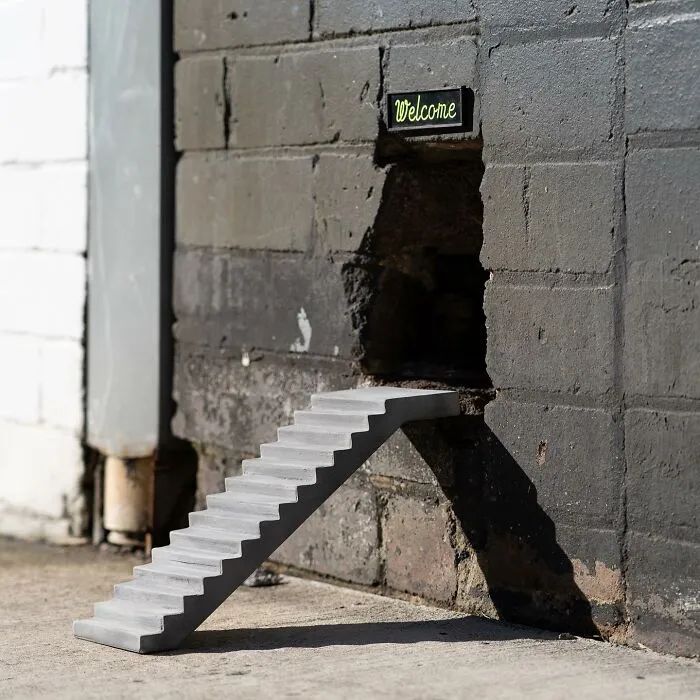 Este artista deja divertidos carteles por la ciudad para que la gente los encuentre