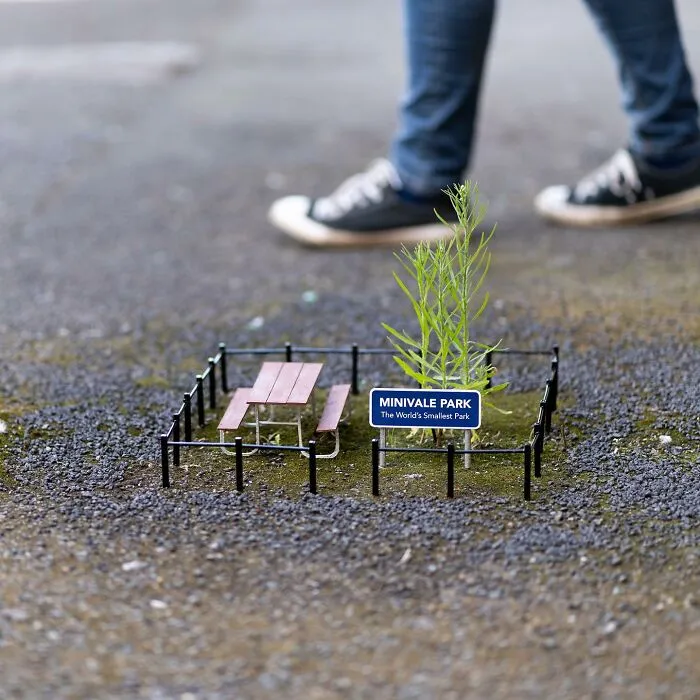 Este artista deja divertidos carteles por la ciudad para que la gente los encuentre