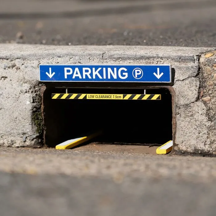 Este artista deja divertidos carteles por la ciudad para que la gente los encuentre