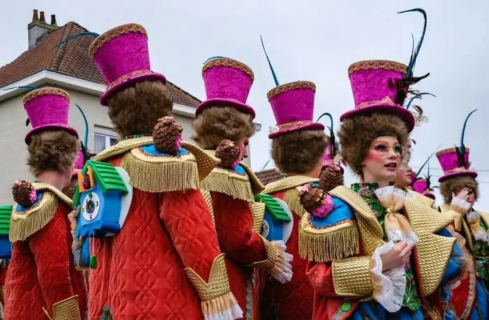 30 Pictures Taken By This Belgian Photographer Who Is Embracing "The Absurd Human Condition" (New Pics)