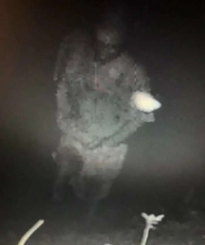 Cámara en la casa abandonada de mis abuelos. Hace 3 fotos cada vez que detecta movimiento. Esto solo aparece en 1 de las 3. No sé qué es