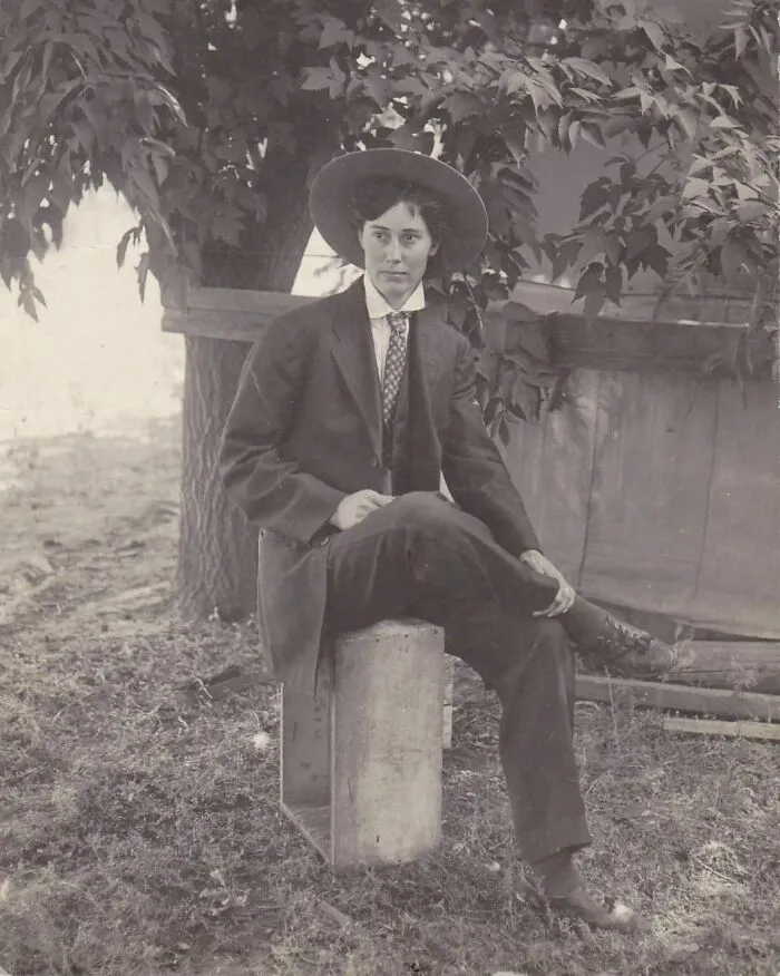 Mujer eduardiana vestida como un dandy