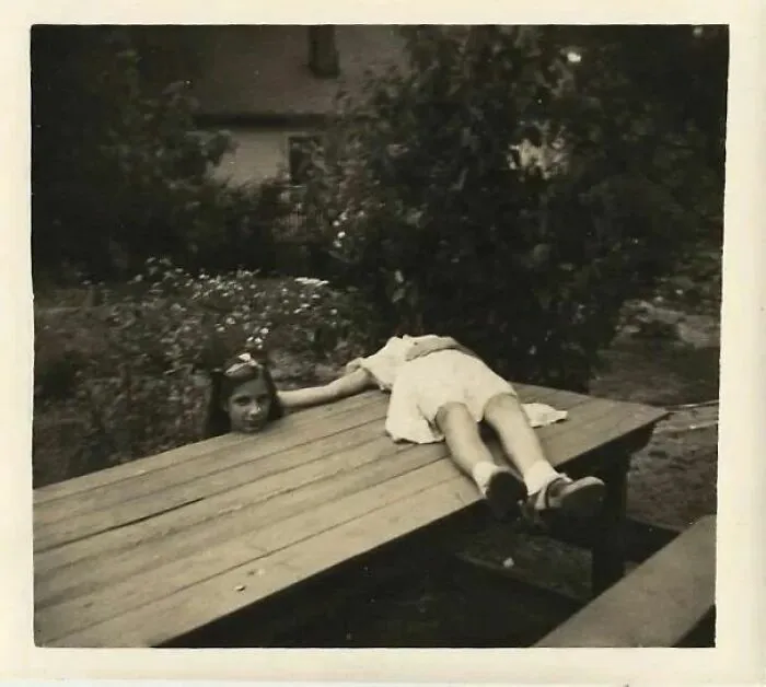 Esta pose llamada "horsemanning" era popular en 1920, para aparentar no tener cabeza en las fotos