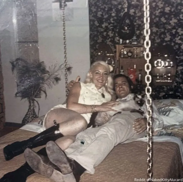 La cama de mi madre colgaba de cadenas y el cabecero era un minibar. 1972