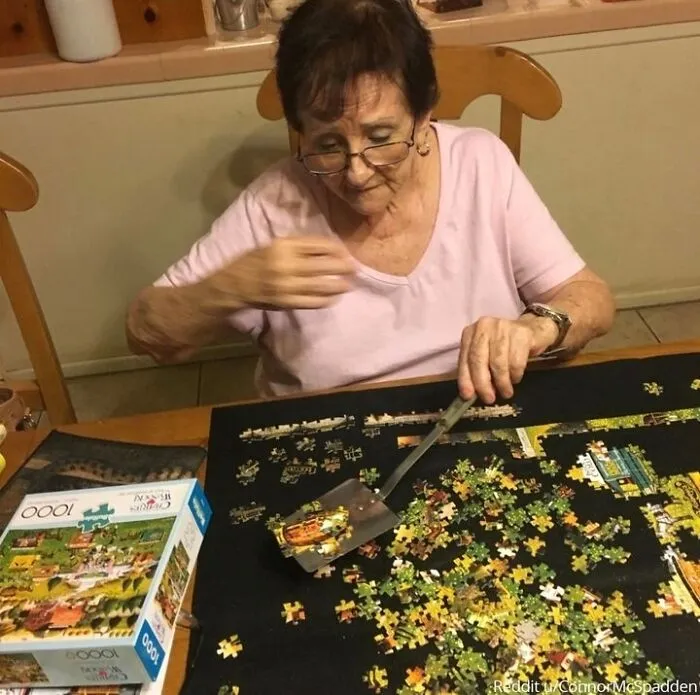 Mi abuela con su espátula para mover partes de puzzle