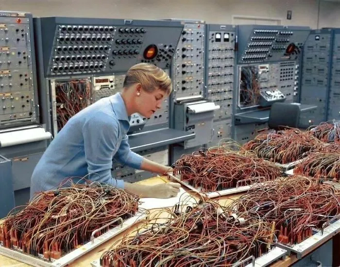 La ingeniera Karen Leadlay trabajando en los ordenadores analógicos de la división espacial de General Dynamics, 1964