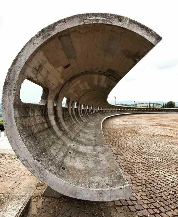 24 Nuevas fotos de arte accidental e intencionado compartidas en «Lost Found Art»