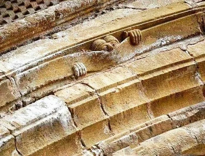 24 Nuevas fotos de arte accidental e intencionado compartidas en «Lost Found Art»