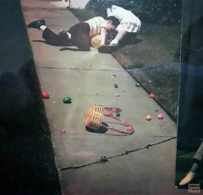 Búsqueda de huevos de pascua en 1984, mi hermano y yo peleándonos