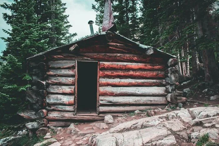 27 Bone-Chilling Experiences Of People Coming Into Contact With Killers