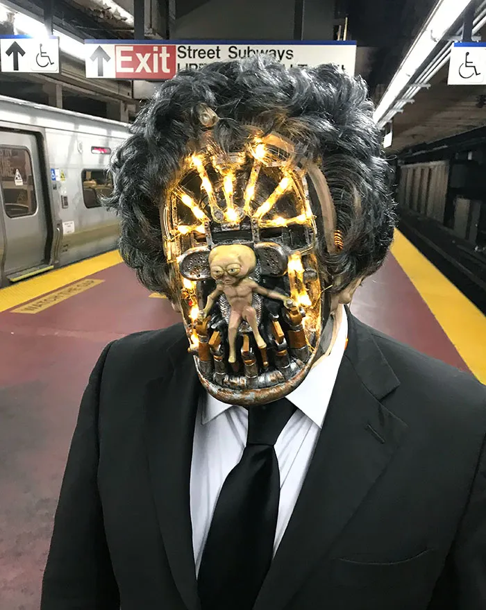 An Arquillen From "Men In Black" In New York City