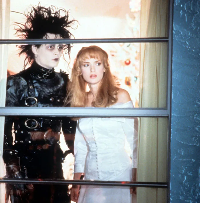 People Roast Male Writers For These 32 TV And Movie Female Characters That Just Don't Make Sense