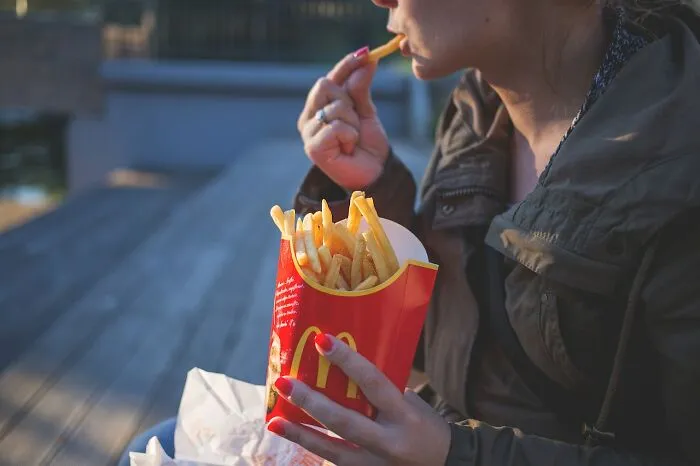 35 Things That Only Trashy People Do, According To The Internet
