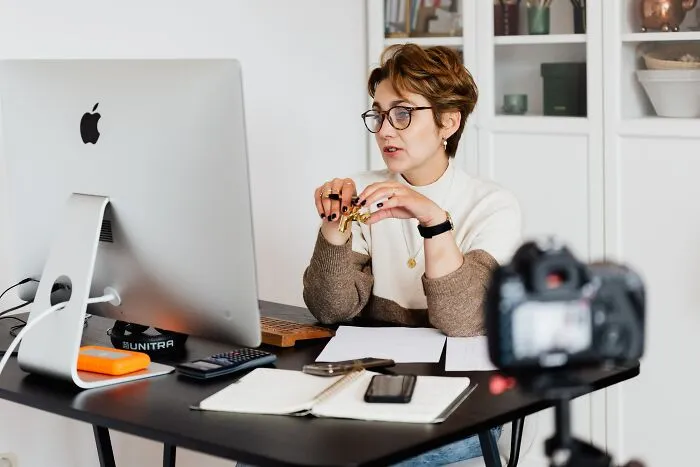 “Be Here 15 Minutes Before Your Shift Starts”: 30 Normalized Work Scams According To This Thread