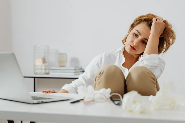 “Be Here 15 Minutes Before Your Shift Starts”: 30 Normalized Work Scams According To This Thread