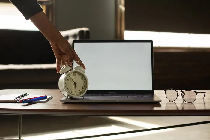 “Be Here 15 Minutes Before Your Shift Starts”: 30 Normalized Work Scams According To This Thread