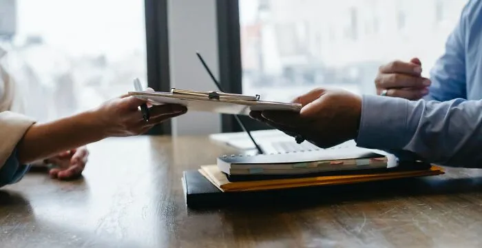 “Be Here 15 Minutes Before Your Shift Starts”: 30 Normalized Work Scams According To This Thread