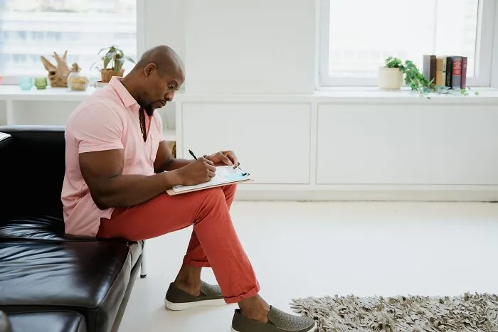 “Be Here 15 Minutes Before Your Shift Starts”: 30 Normalized Work Scams According To This Thread