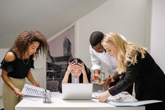 “Be Here 15 Minutes Before Your Shift Starts”: 30 Normalized Work Scams According To This Thread