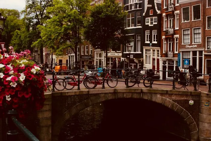 “You Can’t Get Rich Here”: 35 People Reveal The Best And The Worst Thing About Their Countries
