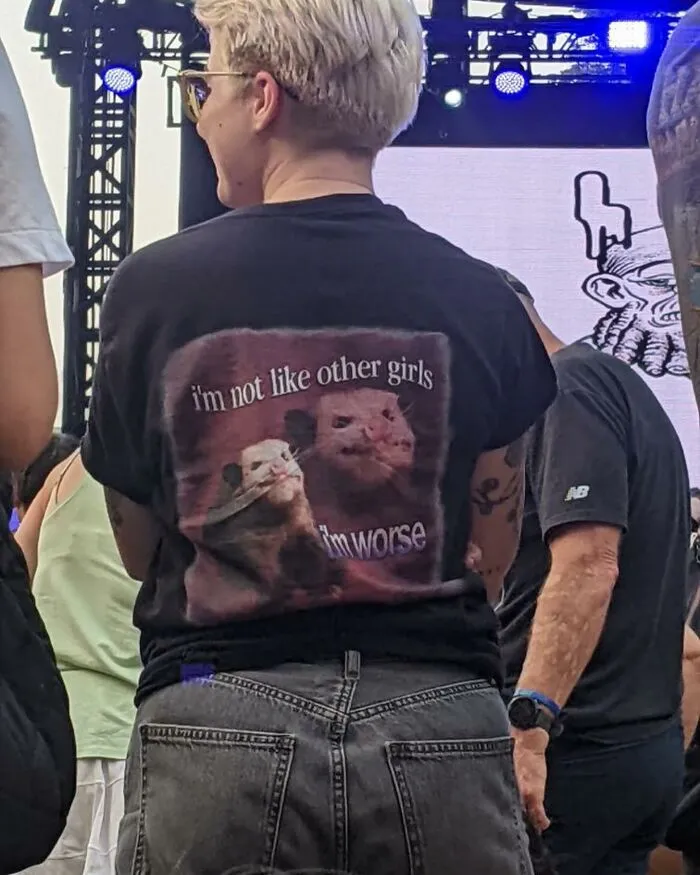 25 Camisetas «malditas» con mensajes tan raros que había que compartirlos