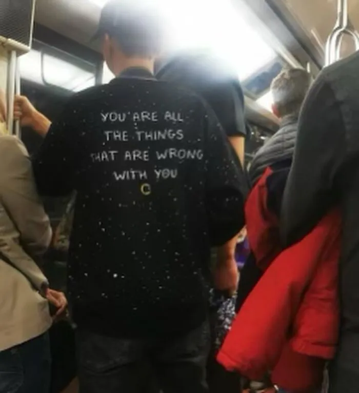 25 Camisetas «malditas» con mensajes tan raros que había que compartirlos