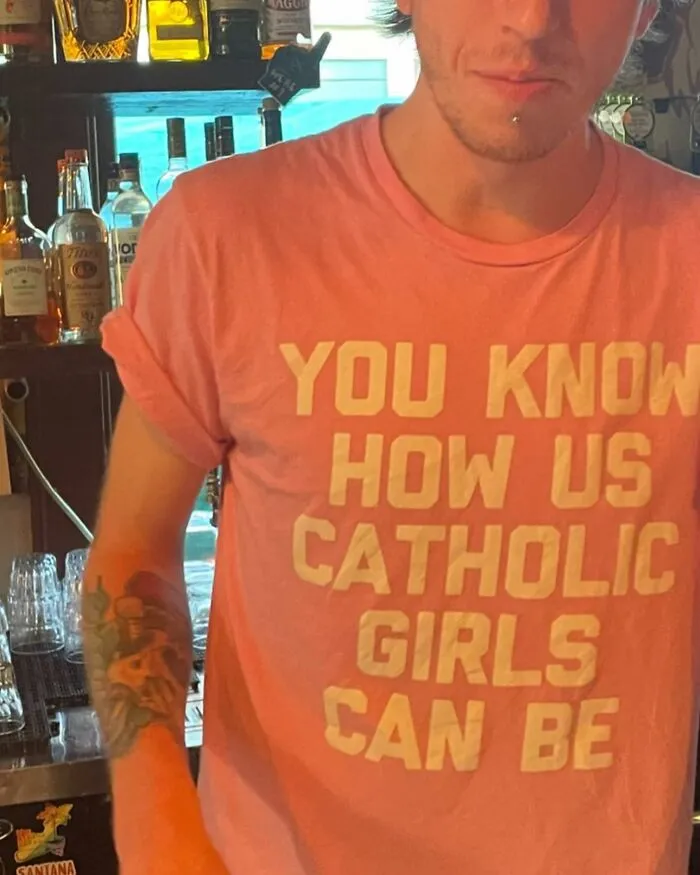 25 Camisetas «malditas» con mensajes tan raros que había que compartirlos
