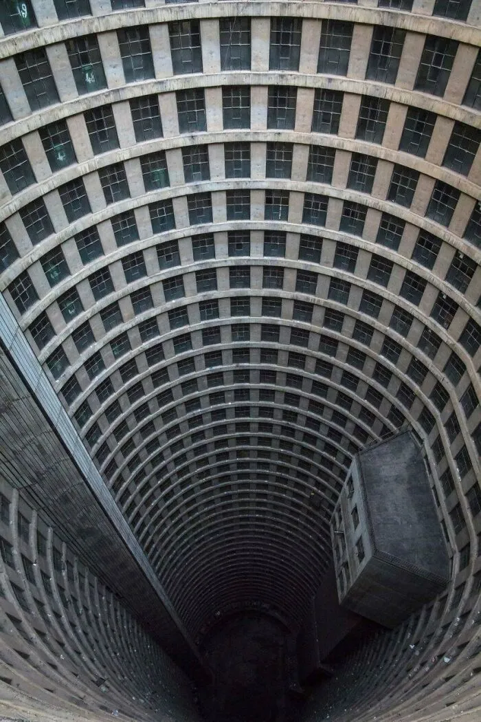 Interior del edificio de apartamentos Ponte City en Johannesburgo, Sudáfrica