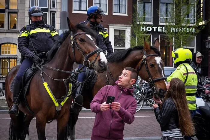 30 Divertidas fotos "accidentales" tomadas en el momento justo por esta fotógrafa callejera
