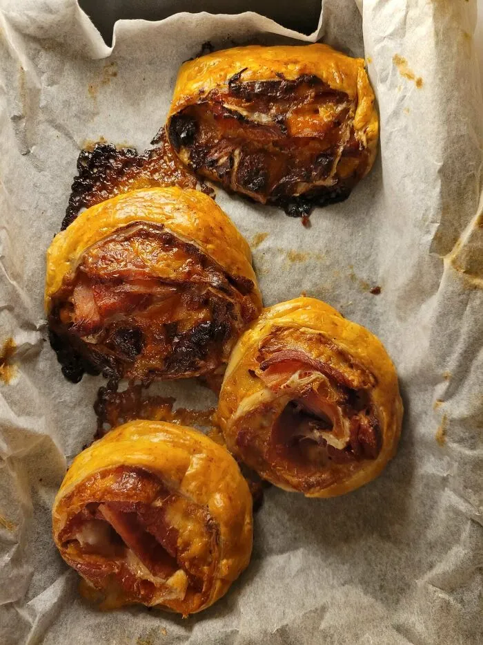 Si te sobra jamón de Navidad, puedes improvisar con hojaldre, queso y algo de salsa
