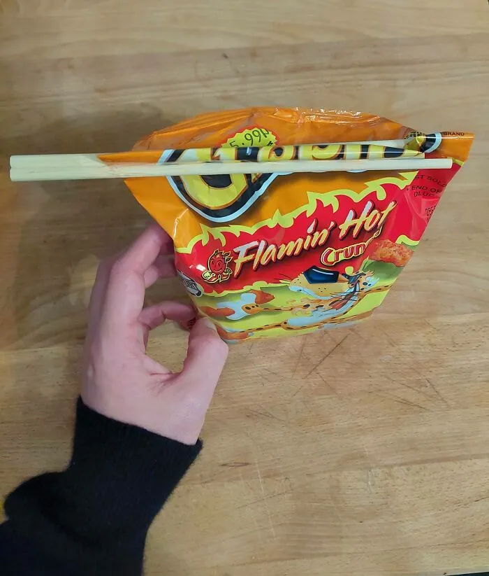 Los palillos chinos de usar y tirar sirven como clips para bolsas