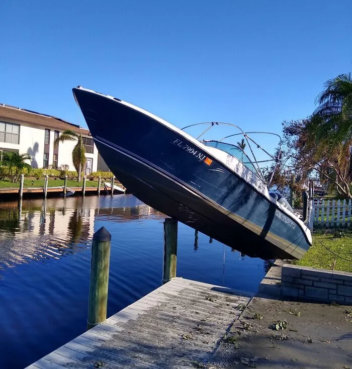 Este barco tras el huracán Ian