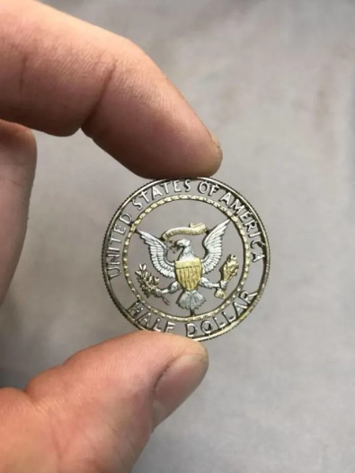 Una moneda estadounidense recortada