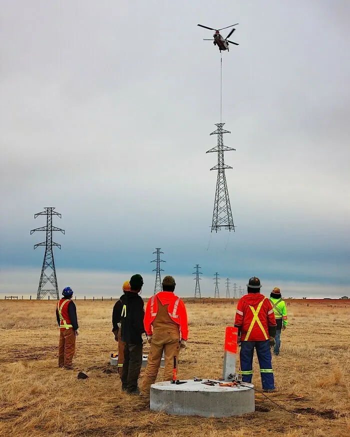 ¿Te has preguntado alguna vez cómo instalan esas enormes torres de tendido eléctrico?