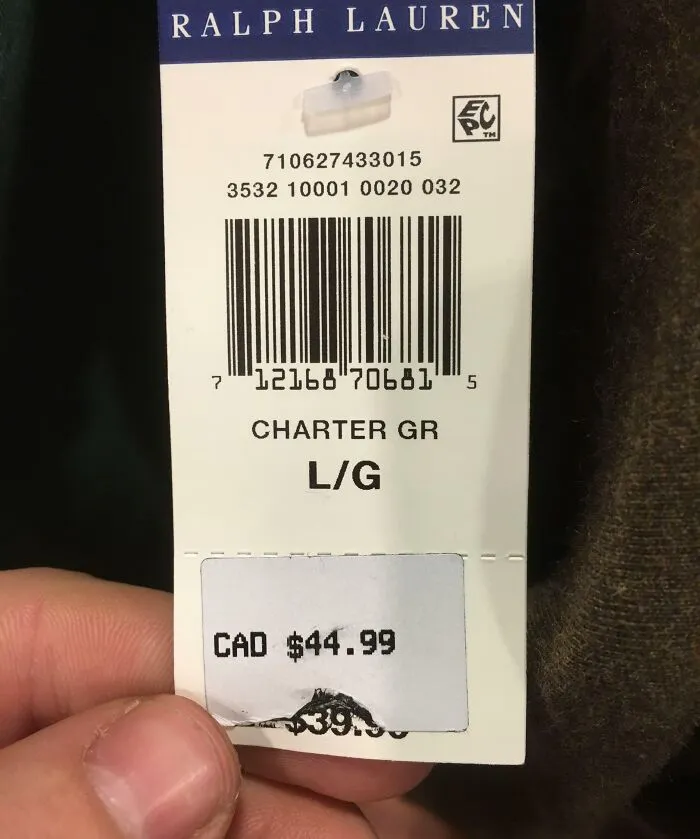 La mayoría de las tiendas del "Toronto Premium Outlet" han puesto pegatinas sobre precios más baratos o han cambiado las etiquetas para el fin de semana del Black Friday