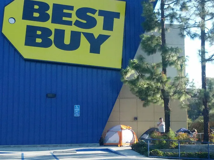Me han dicho que están esperando al Black Friday. ¿Qué necesitan tanto? Estoy seguro de que podrían conseguirlo por internet